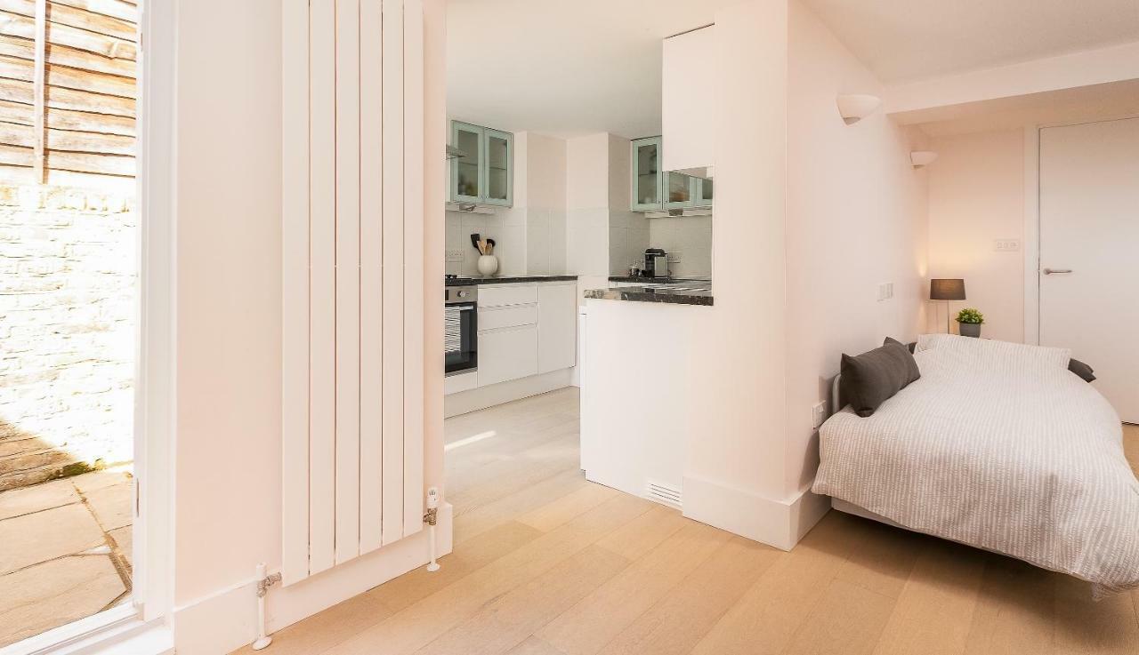 Apartment With Private Patio, And Park Across The Road (Adults Only) Londres Exterior foto