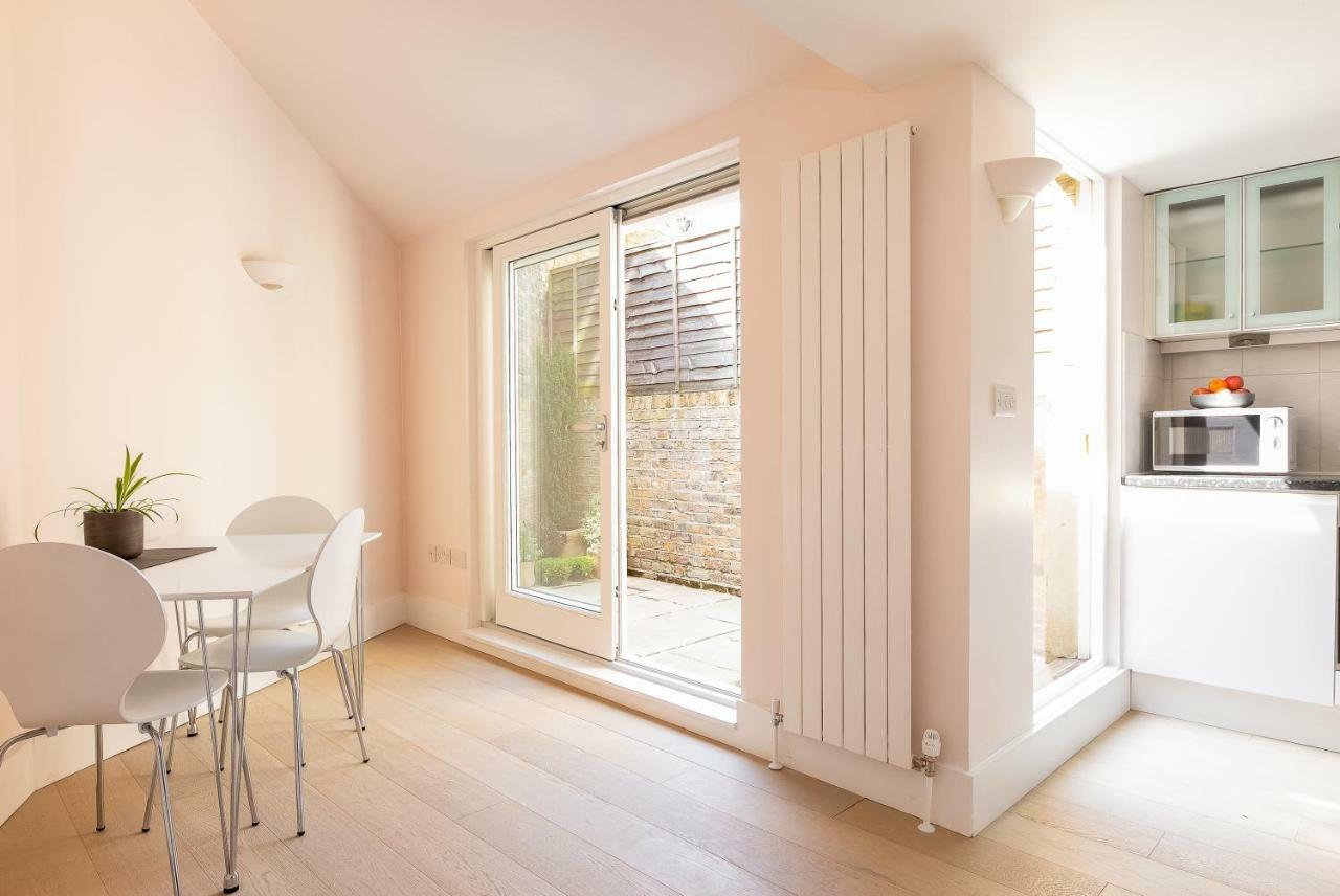 Apartment With Private Patio, And Park Across The Road (Adults Only) Londres Exterior foto